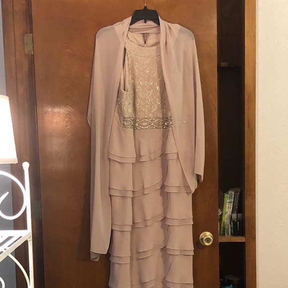 A gown for wedding are prom are party - Picture 2 of 3